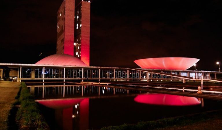 Congresso recebe iluminação vermelha em apoio ao Dia Mundial do Doador de Sangue