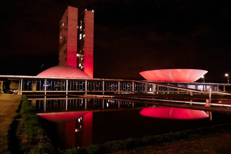 Congresso recebe iluminação vermelha em apoio ao Dia Mundial do Doador de Sangue