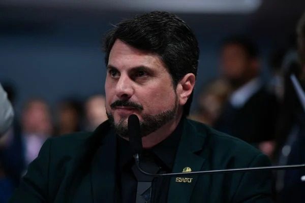 Marcos do Val retorna ao Senado e mostra que parceria com clã Bolsonaro segue firme