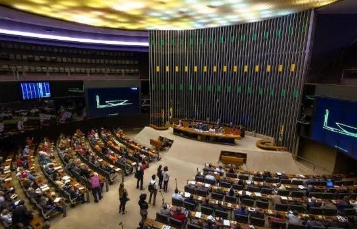 Câmara dos Deputados aprova Lei para limitar juros de cartão de crédito e refinanciar dívidas pessoais