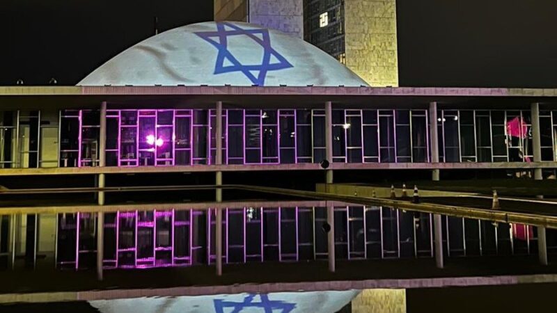 Cúpula do Senado em Brasília brilha com a bandeira de Israel em demonstração de solidariedade