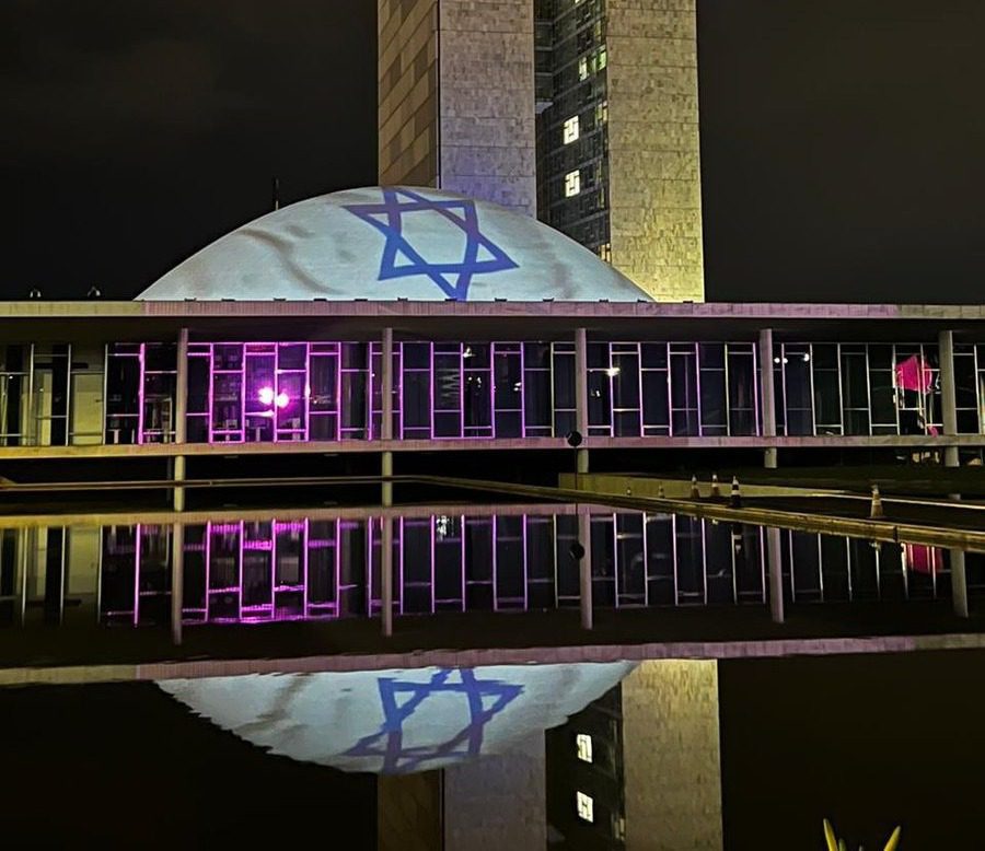 Cúpula do Senado em Brasília brilha com a bandeira de Israel em demonstração de solidariedade