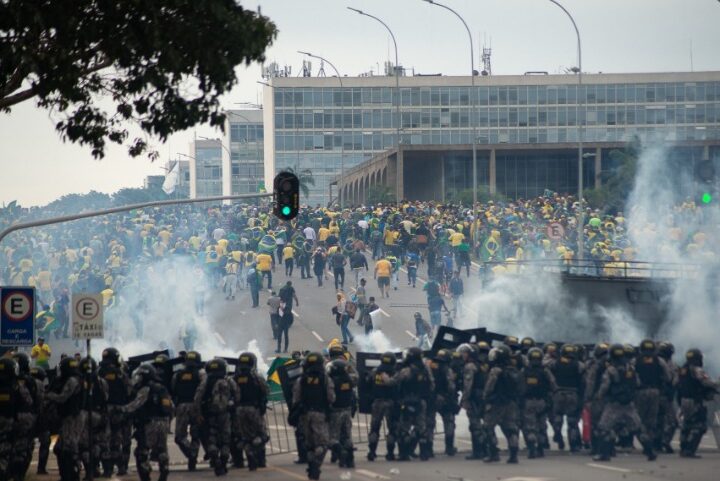 Bolsonaro expressa críticas às prisões de manifestantes e apela pela revisão das penas