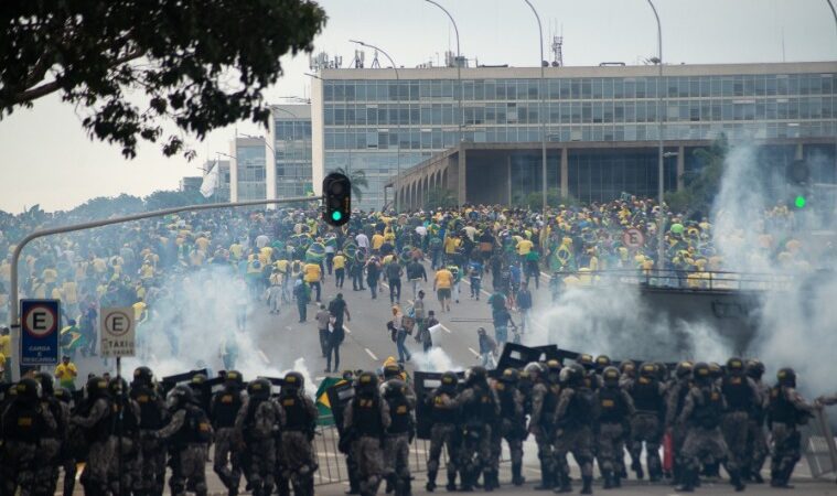 Bolsonaro expressa críticas às prisões de manifestantes e apela pela revisão das penas