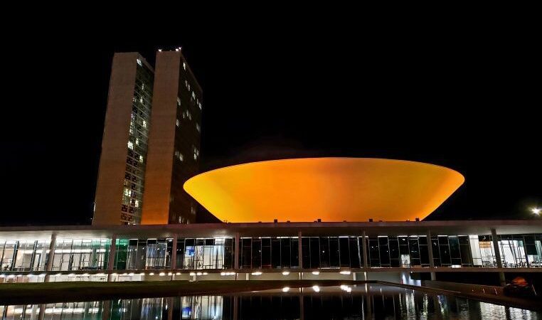 Congresso iluminado de laranja em apoio ao Dia Mundial da Doença Pulmonar