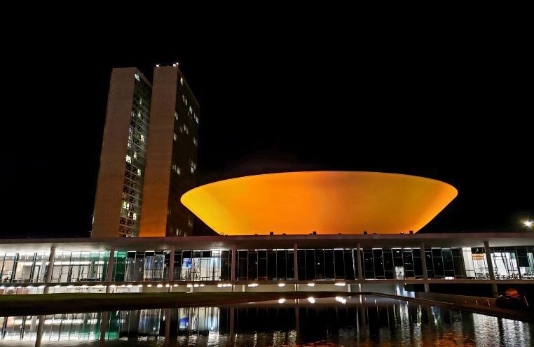 Congresso iluminado de laranja em apoio ao Dia Mundial da Doença Pulmonar