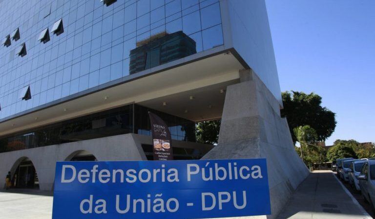 Nova lei estabelece gratificação por acúmulo de função para defensores públicos da União