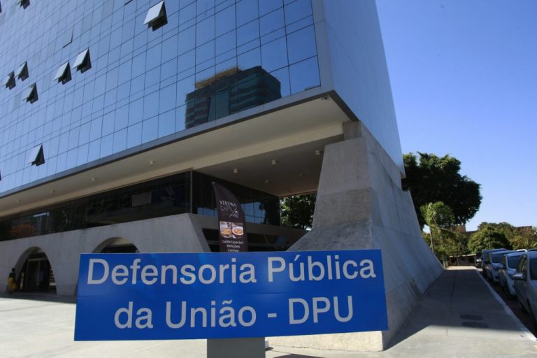 Nova lei estabelece gratificação por acúmulo de função para defensores públicos da União