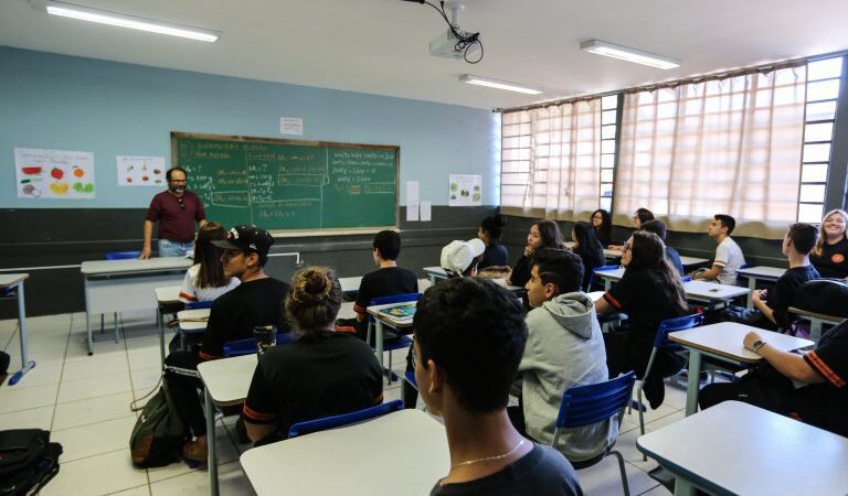 Comissão debate regras para seleção de diretor de escola pública