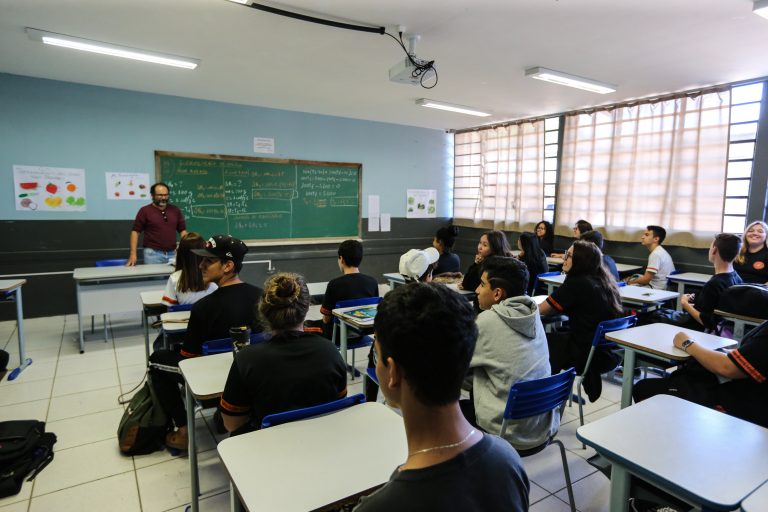 Comissão debate regras para seleção de diretor de escola pública