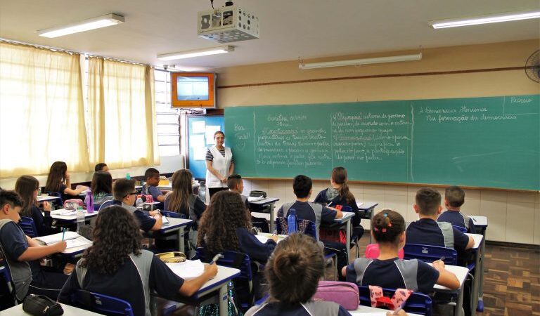 Comissão discute proposta que autoriza professor da rede pública a acumular cargos de qualquer natureza