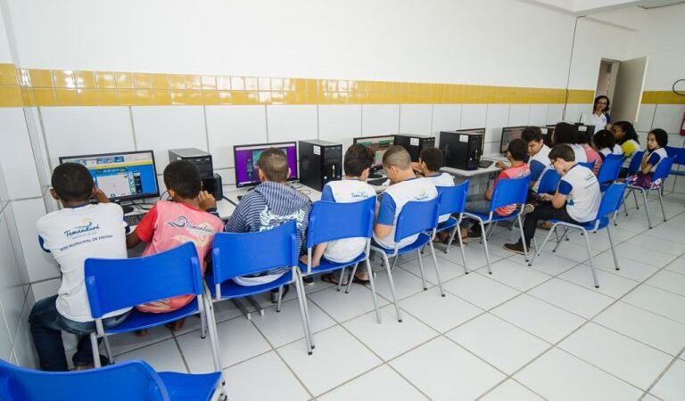 Comissão debate fiscalização de programas de conectividade na escola