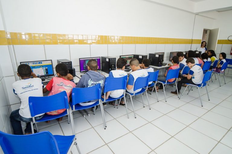 Comissão debate fiscalização de programas de conectividade na escola