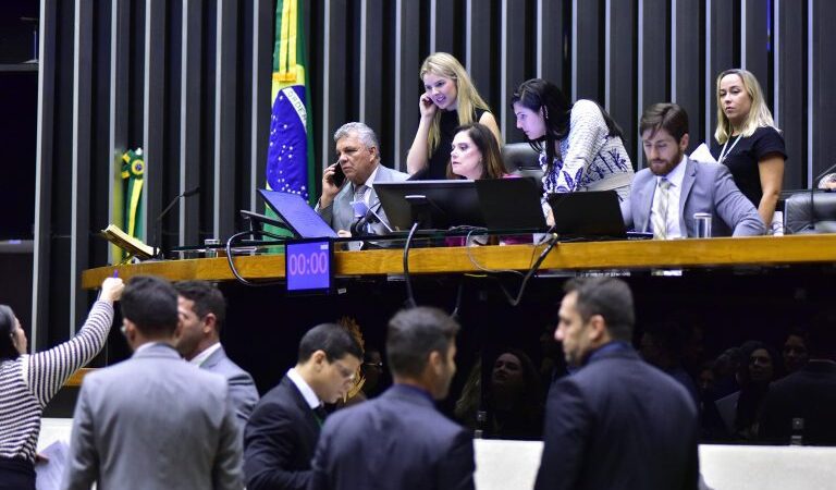 Câmara aprova urgência para tornar assédio sexual a montagem de fotografia com nudez; acompanhe