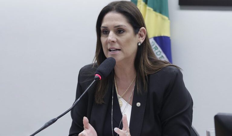 Comissão aprova projeto que garante fatura de cartão de crédito impressa para cliente idoso