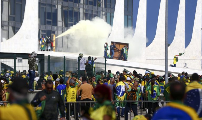 Comissão discute denúncias de violações de direitos humanos em prisões após 8 de janeiro