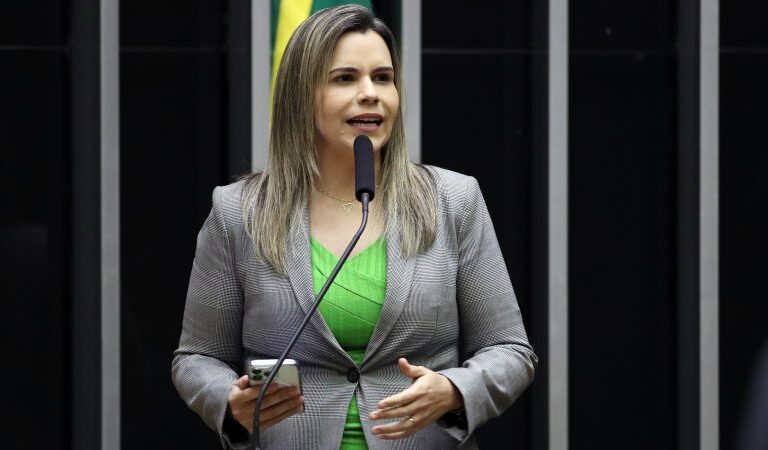 Comissão aprova ampliação de bolsas integrais do Prouni e prioridade para mulheres vítimas de violência