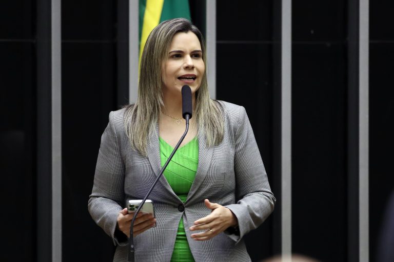 Comissão aprova ampliação de bolsas integrais do Prouni e prioridade para mulheres vítimas de violência