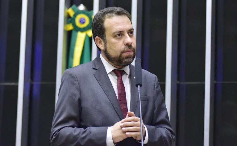 Projeto prevê compensação em dobro para o consumidor quando uma empresa descumprir oferta