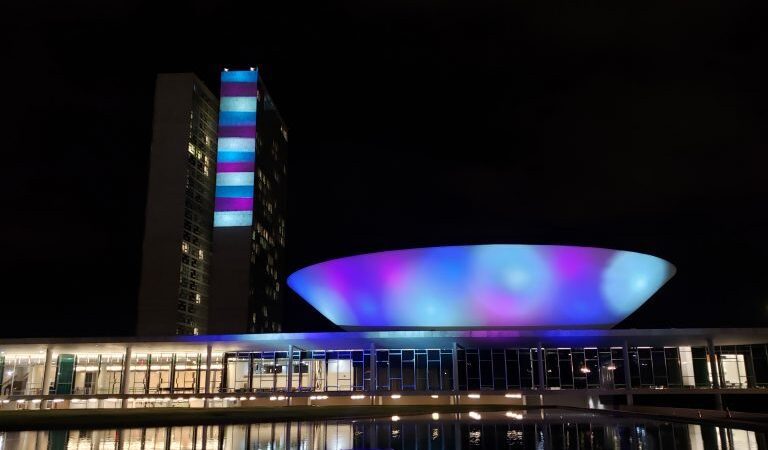 Iluminação da Câmara dos Deputados celebra Dia da Visibilidade Trans