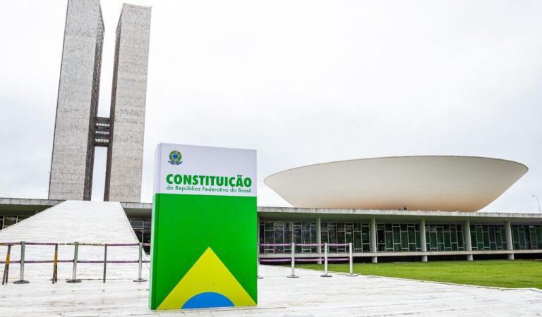 Constituição é exposta nas sedes dos três Poderes para celebrar a democracia