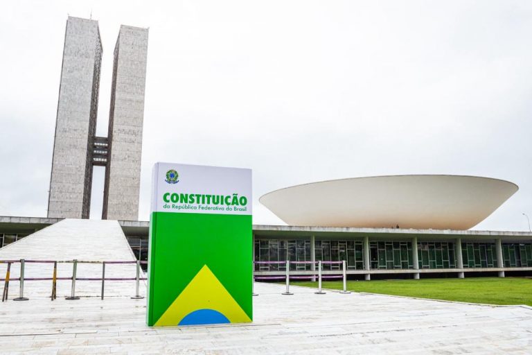 Constituição é exposta nas sedes dos três Poderes para celebrar a democracia