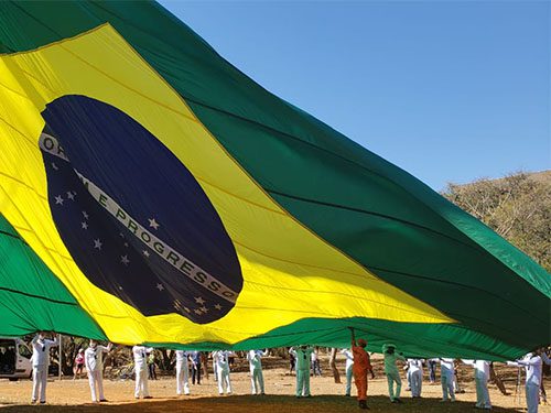 Bandeira brasileira na Praça dos Três Poderes