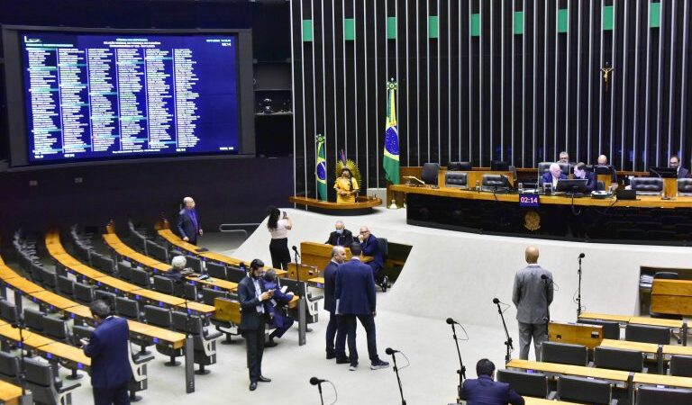 Câmara aprova urgência para projetos sobre incentivo fiscal ao Nordeste e regularização de tributos  Fonte: Agência Câmara de Notícias