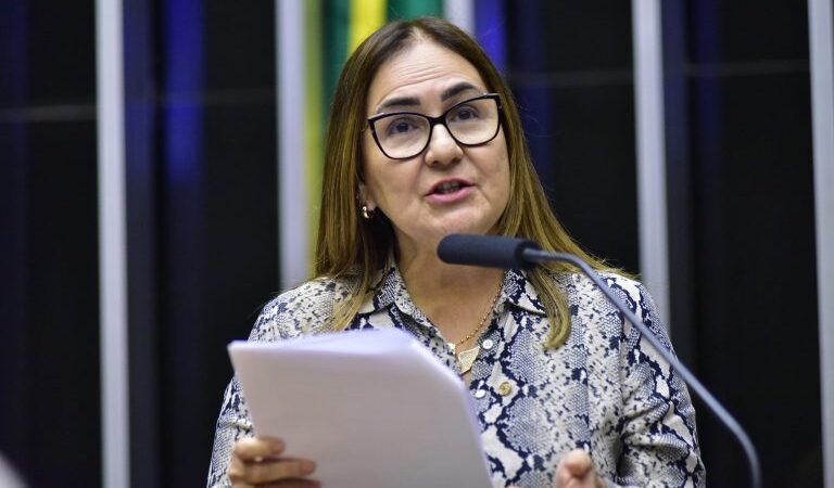 Projeto institui política nacional para promover mulheres em espaços de liderança