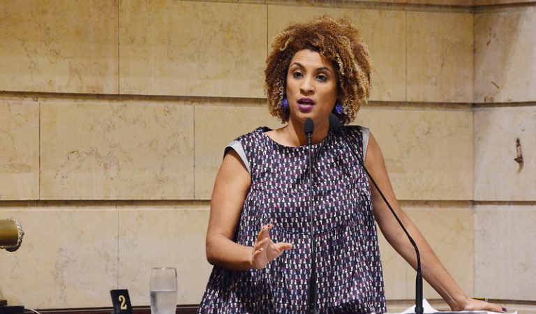 Homenagem a Marielle Franco e Anderson Gomes é realizada pela Câmara dos Deputados nesta terça (26)