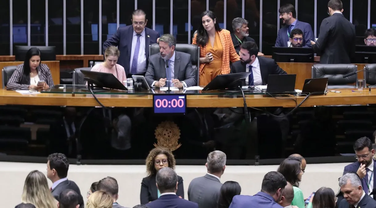 Movimentações no Plenário Sinalizam Antecipação da Disputa pela Presidência da Câmara em 2025