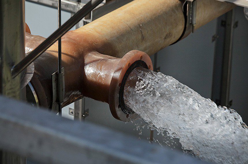 Nova lei assegura tarifa social de água e esgoto para famílias de baixa renda