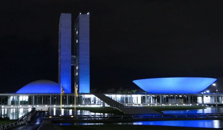 Congresso recebe iluminação azul em comemoração à Semana do Pescado