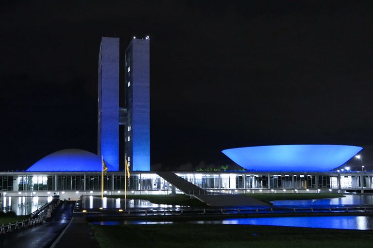 Congresso recebe iluminação azul em comemoração à Semana do Pescado