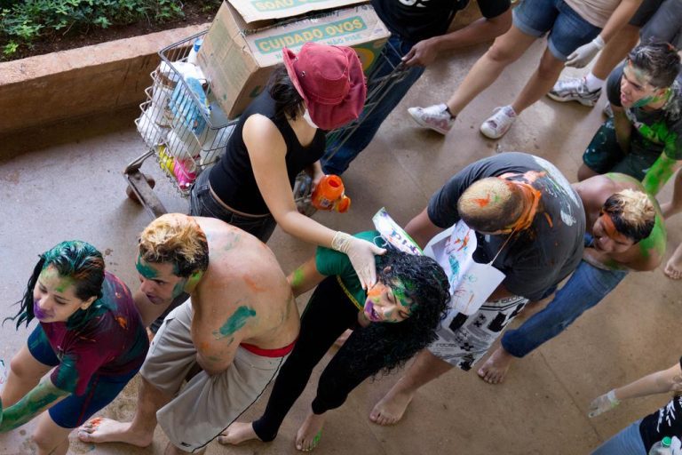 Projeto proíbe trote estudantil humilhante em universidades