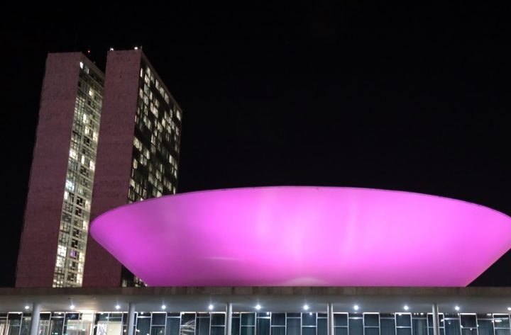 Nova iluminação especial do Congresso reforça ações da campanha Outubro Rosa