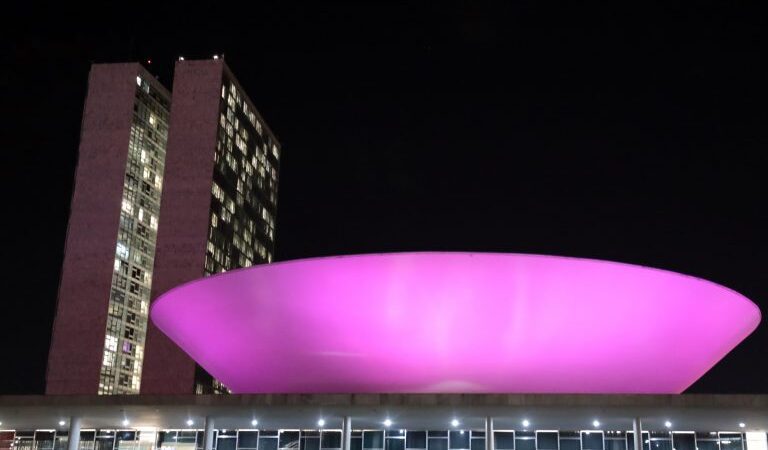 Nova iluminação especial do Congresso reforça ações da campanha Outubro Rosa