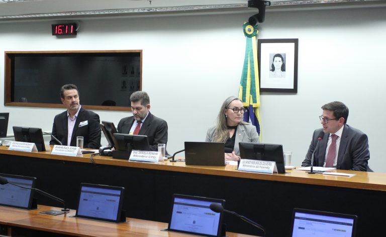 Debatedores divergem sobre efeitos da reforma tributária na compra de veículo por pessoa com deficiência